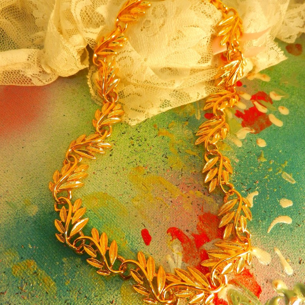 VTG chunky gold naturecore necklace monochrome metallic gold tone leaves choker